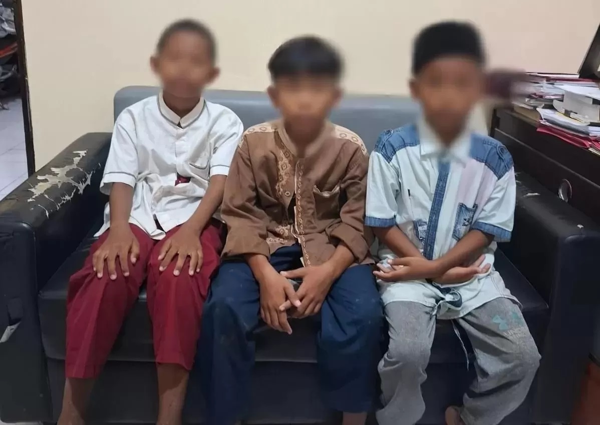 BOCAH CURANMOR: Tiga bocah SD pelaku curanmor di Gresik ini mengaku telah beraksi di sejulah lokasi. (Radar Gresik)