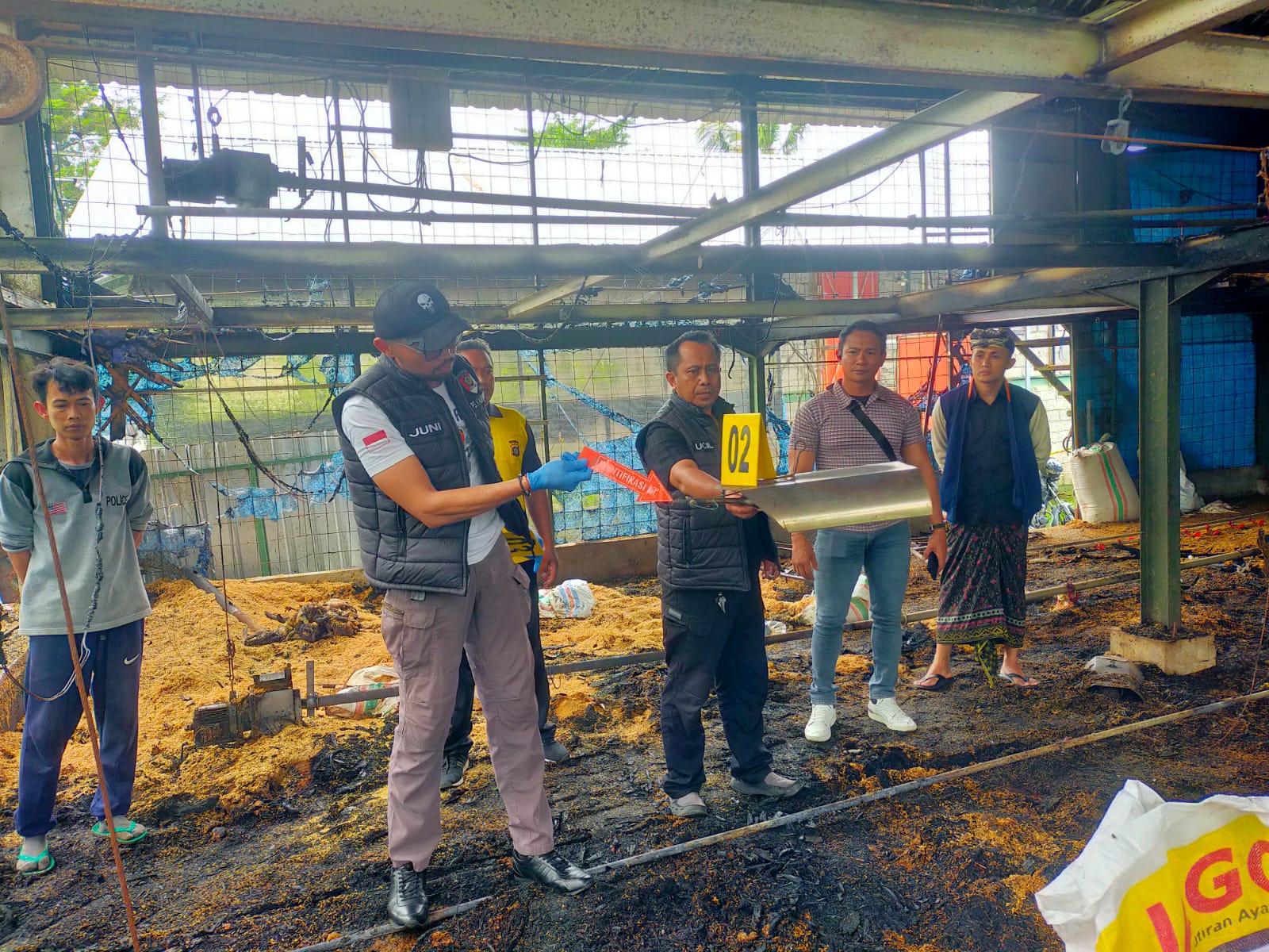 Polisi melakukan olah TKP kebakaran kandang ayam di Banjar Tiga, Desa Tiga, Kecamatan Susut, Kabupaten Bangli, Bali, Jumat (21/3/2025).