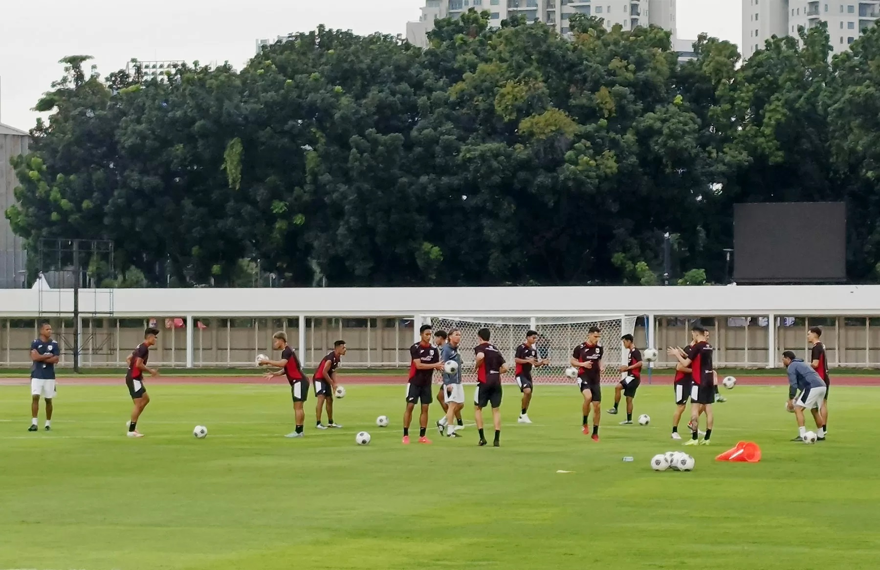 Timnas Indonesia menjalani sesi latihan perdana di lapangan di Jakarta pada Sabtu (22/3) sore. (Dimas Ramadhan/JawaPos.com)