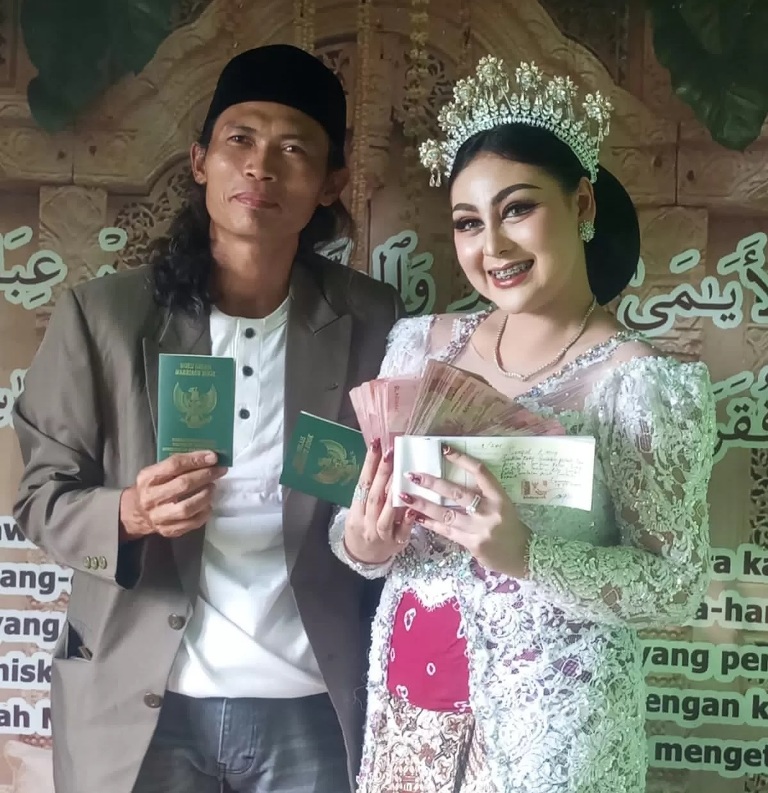 Aminatun Sholihah dan suaminya asal Lamongan (Radar Gresik)