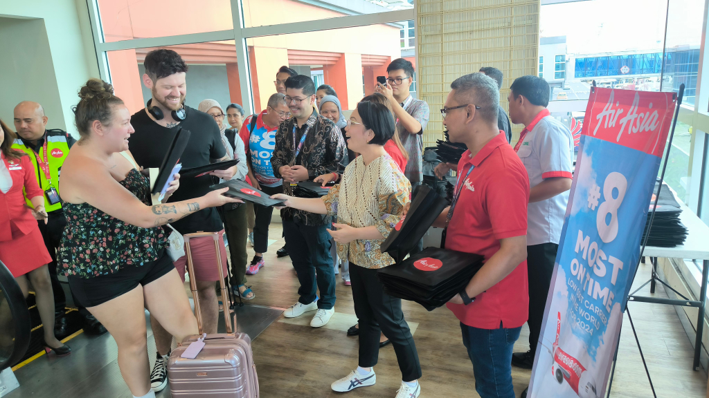 Air Asia  meresmikan penerbangan perdana dari Denpasar menuju Darwin