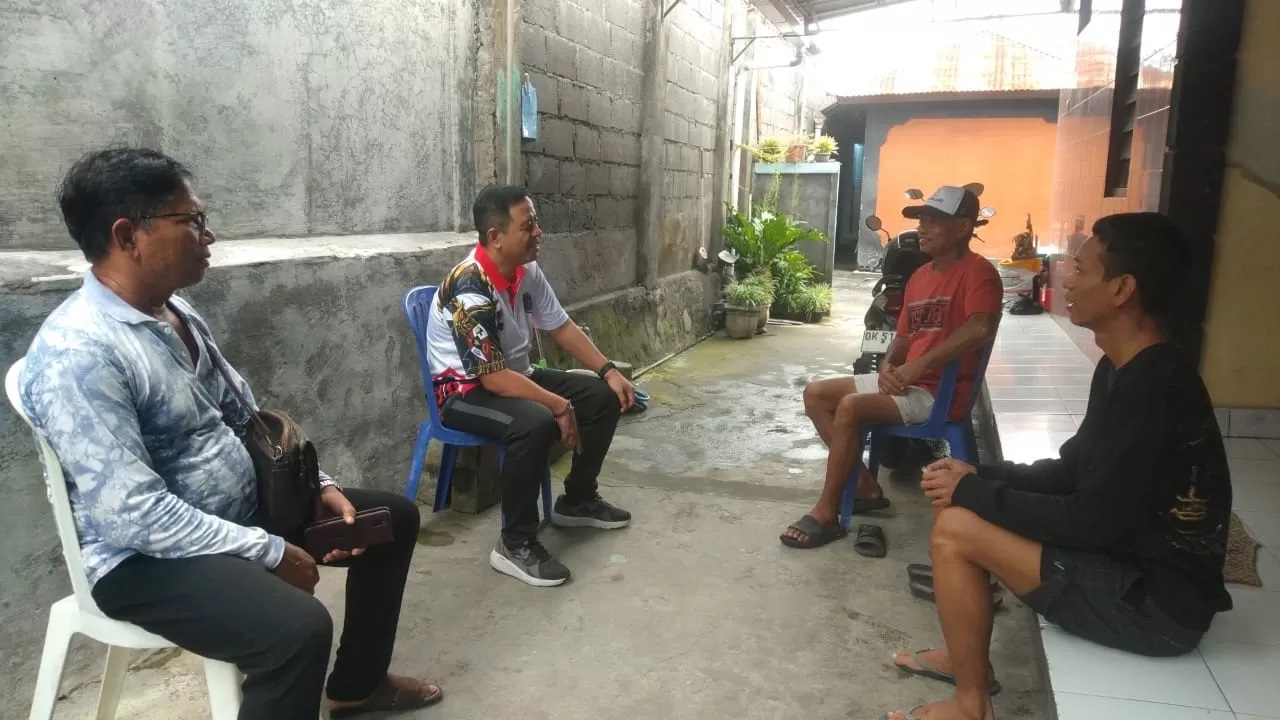 KORBAN PERDAGANGAN ORANG: Plt. Kepala Dinas Tenaga Kerja (Disnaker) Buleleng, Made Juartawan saat mendatangi rumah salah seorang TKI asal Buleleng yang sempat disekap di Myanmar. (Disnaker Buleleng)
