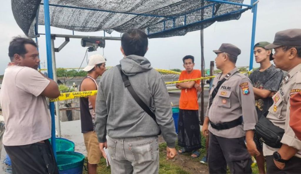 Polisi memasang garis polisi dan olah TKP lokasi kejadian kecelakaan kerja di tambak udang, Kecamatan Mangaran, Situbondo, Jawa Timur, Sabtu (22/3/2025). ANTARA/Novi Husdinariyanto