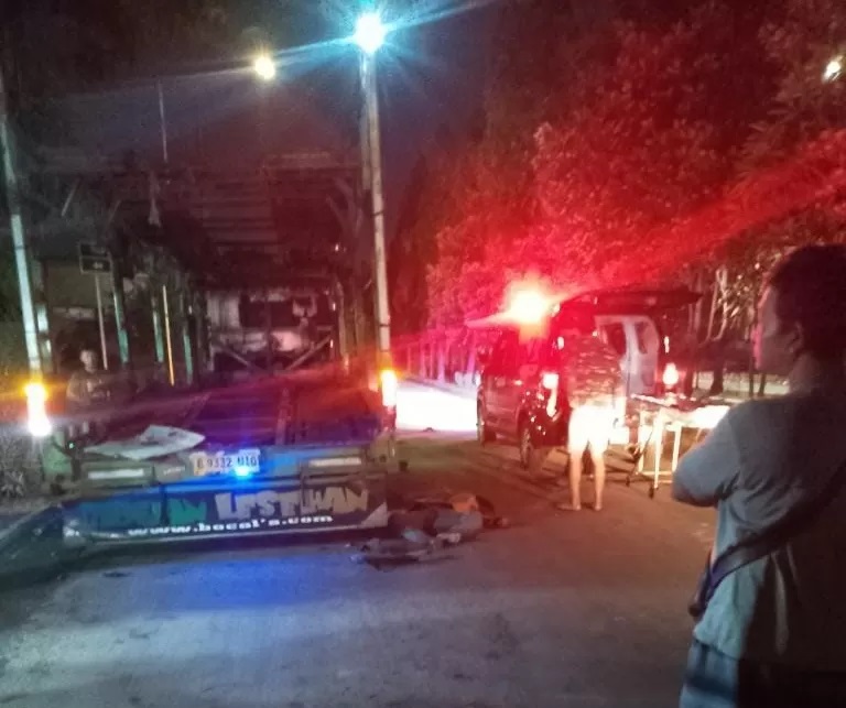 TRAGIS : Kondisi korban usai menabrak truk trailer berhenti di Jalan Raya Lingkar Timur, Buduran, Sidoarjo, Minggu (23/3). (IST/RADAR SIDOARJO)