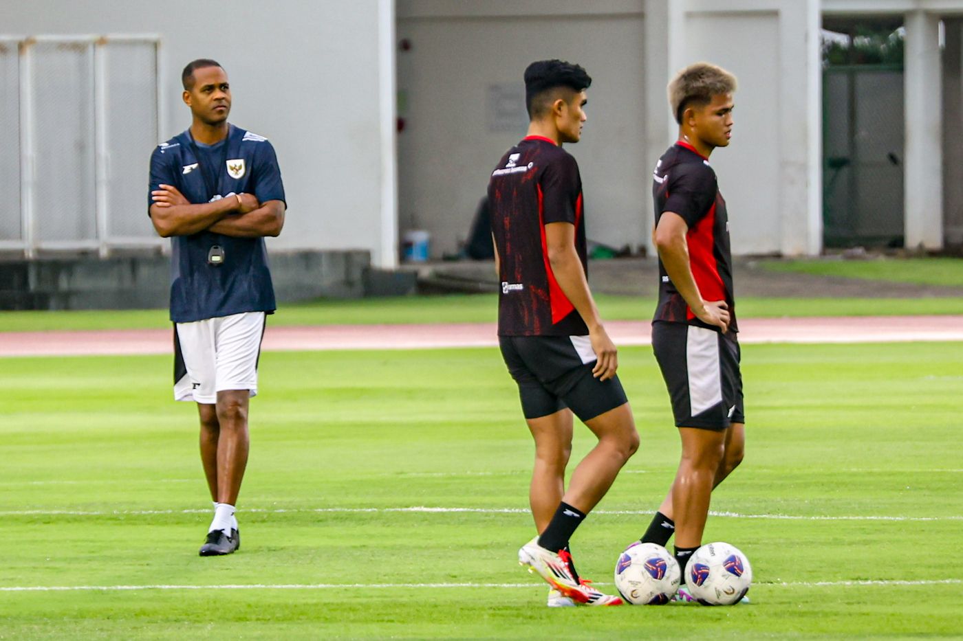Pelatih Timnas Indonesia Patrick Kluivert (kiri) bersama anak asuhnya saat latihan jelang pertandingan Kualifikasi Piala Dunia 2026 di Stadion Madya, komplek GBK, Senayan, Sabtu (22/3/2025).