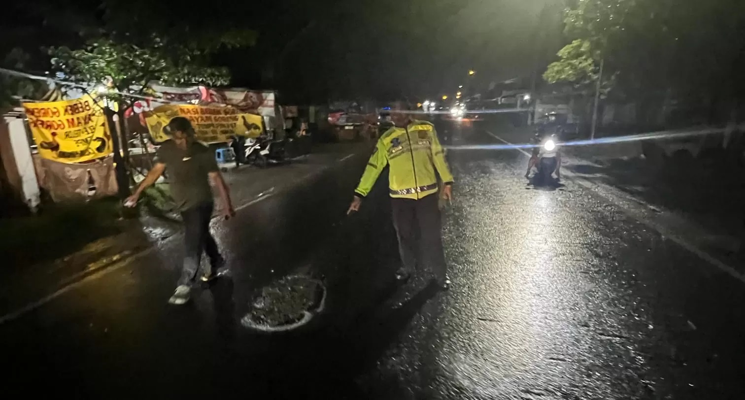 OLAH TKP : Anggota Unit Laka Satlantas Polres Gresik saat melakukan olah TKP kecelakaan di Jalan Raya Desa Kedamean, Kecamatan Kedamean, Gresik. (Yudhi Radar Gresik)