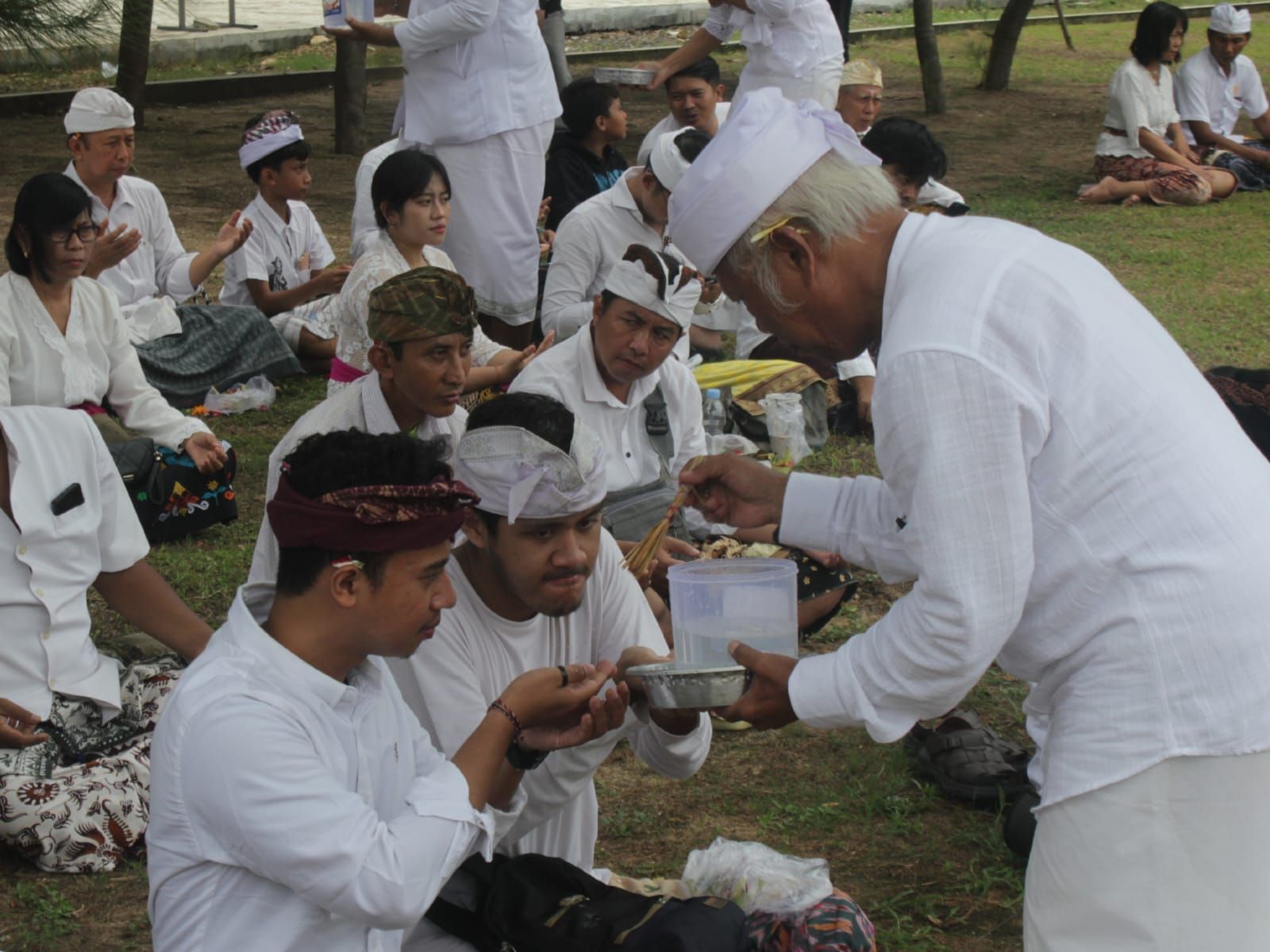 Upacara Malesti yang dilakukan oleh umat Hindu jelang Nyepi yang digelar di THP Kenjeran Surabaya, Sabtu (22/3/2025).