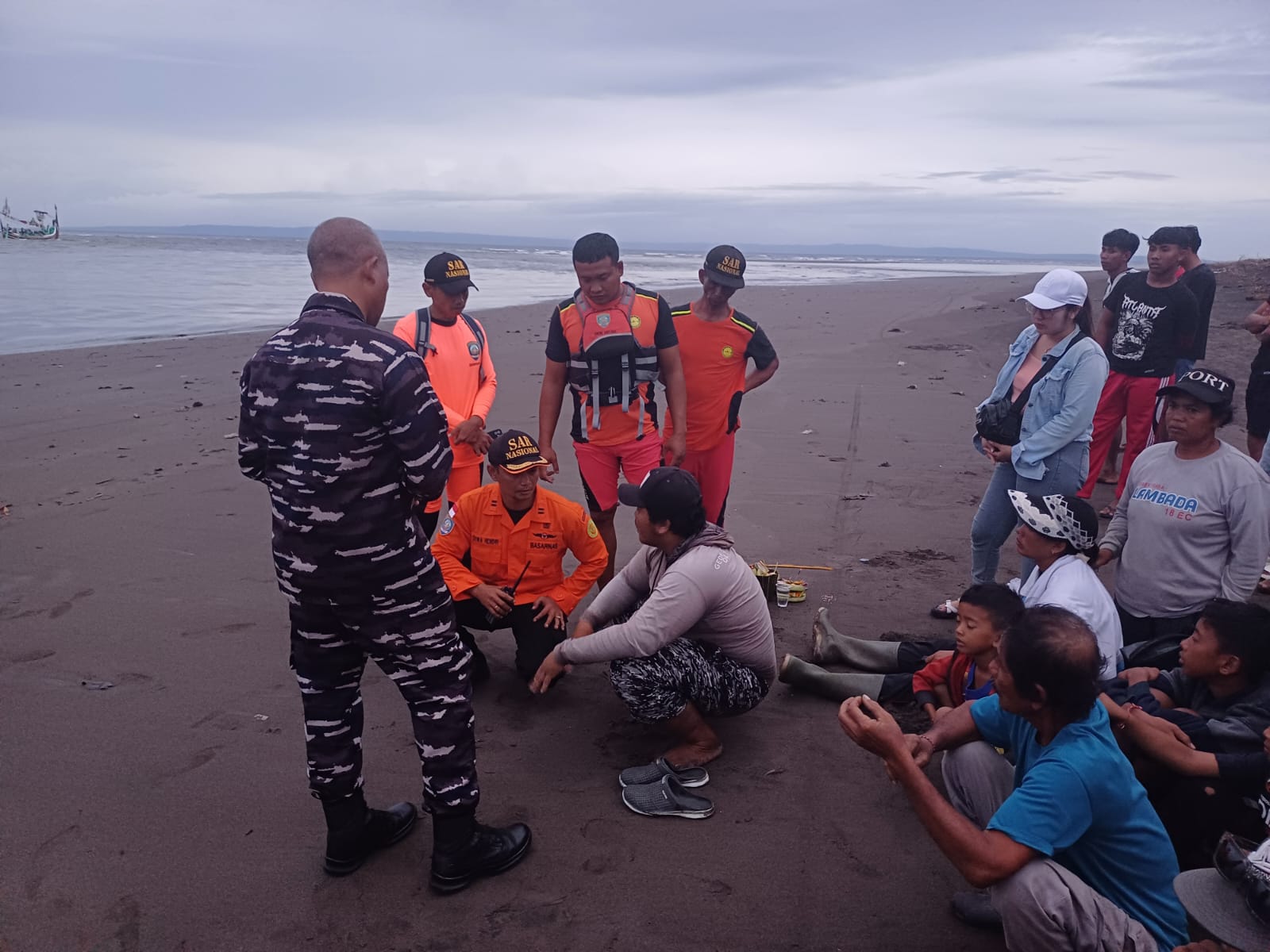 Tim SAR koordinasi pencarian pemancing hilang di Perairan Perancak, Jembrana, Bali, pada Sabtu (22/3/2025).