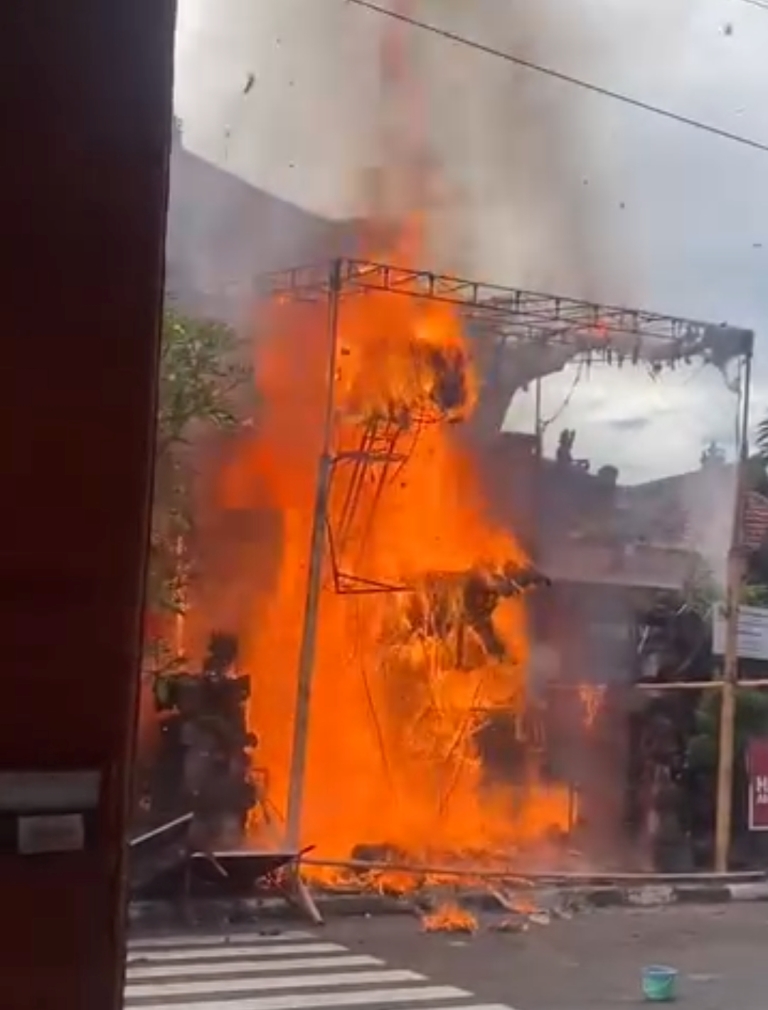TERBAKAR: Api berkobar menghanguskan ogoh-ogoh milik STT Suralaga.