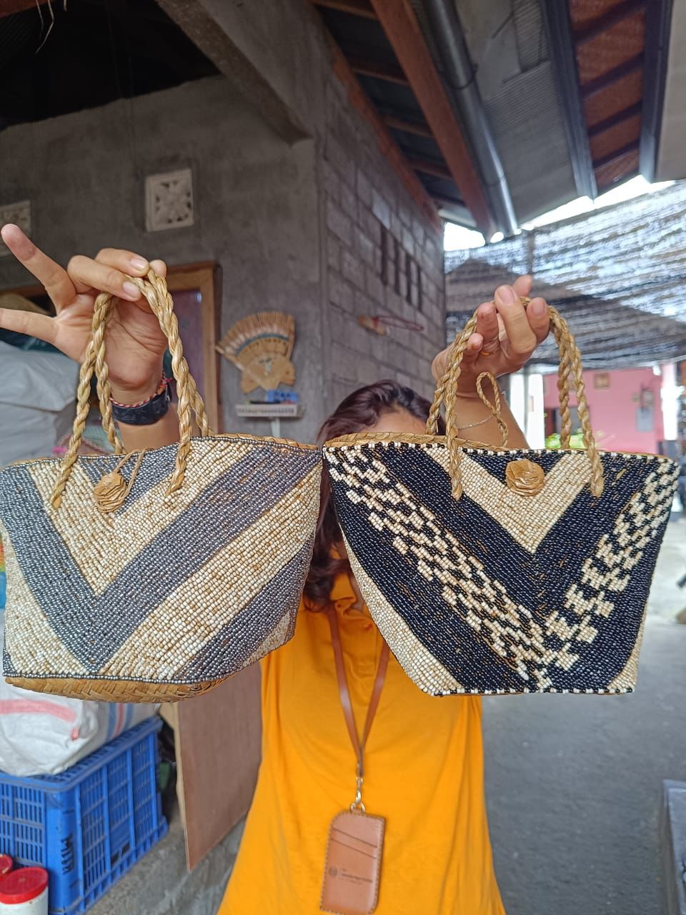 Tas Sultan Eceng Gondok di Desa Nagasepaha, Kecamatan Buleleng