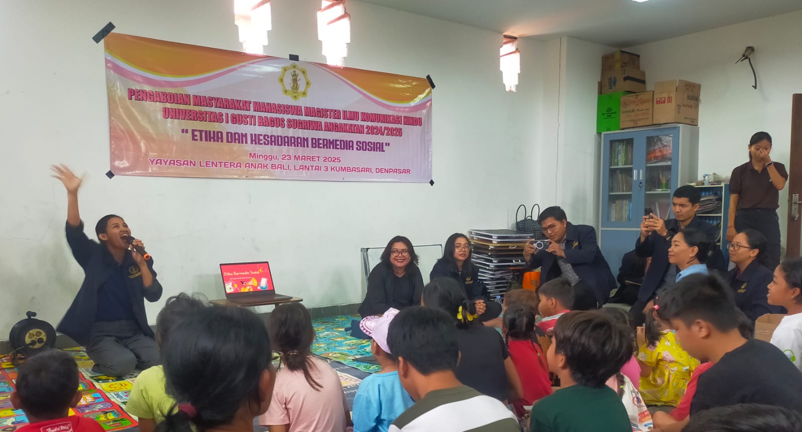 Pengabdian Mahasiswa Magister Ilmu Komunikasi Hindu UHN I Gusti Bagus Sugriwa, Denpasar di Sanggar Belajar dan Taman Baca Yayasan Lentera Anak Bali di Denpasar, Minggu (23/3/2025).