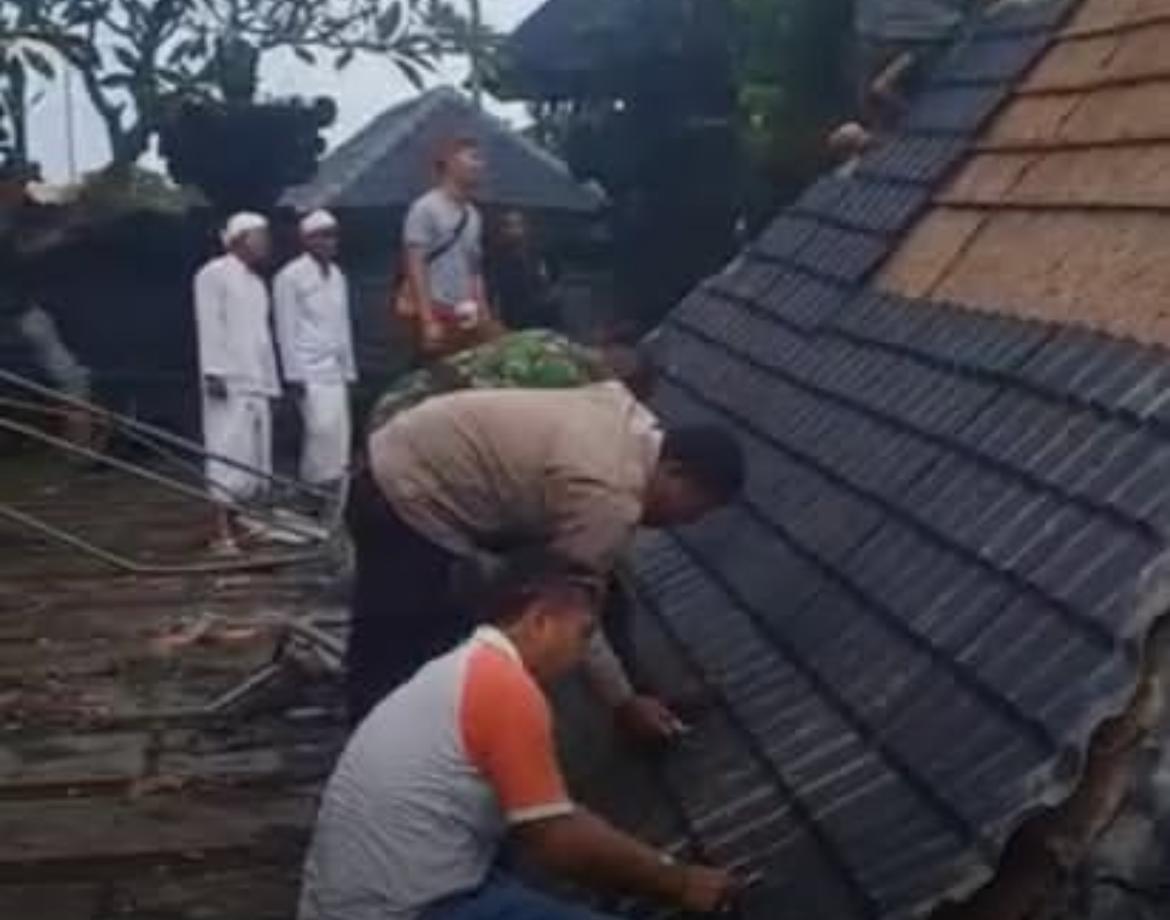 BALE PESANDEKAN: Bale Pesandekan Pura Dadia Pasek Kayu Selem Besakih dan Bale Pedanaan Silayukti Roboh, pada Sabtu (22/3/2025).