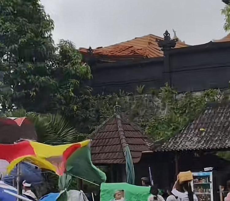 UNGGAH: Balai Gong Dadia Kayu Selem di Besakih yang roboh akibat terjangan angin kencang, pada sabtu (22/3) diunggah sebuah akun media sosial.