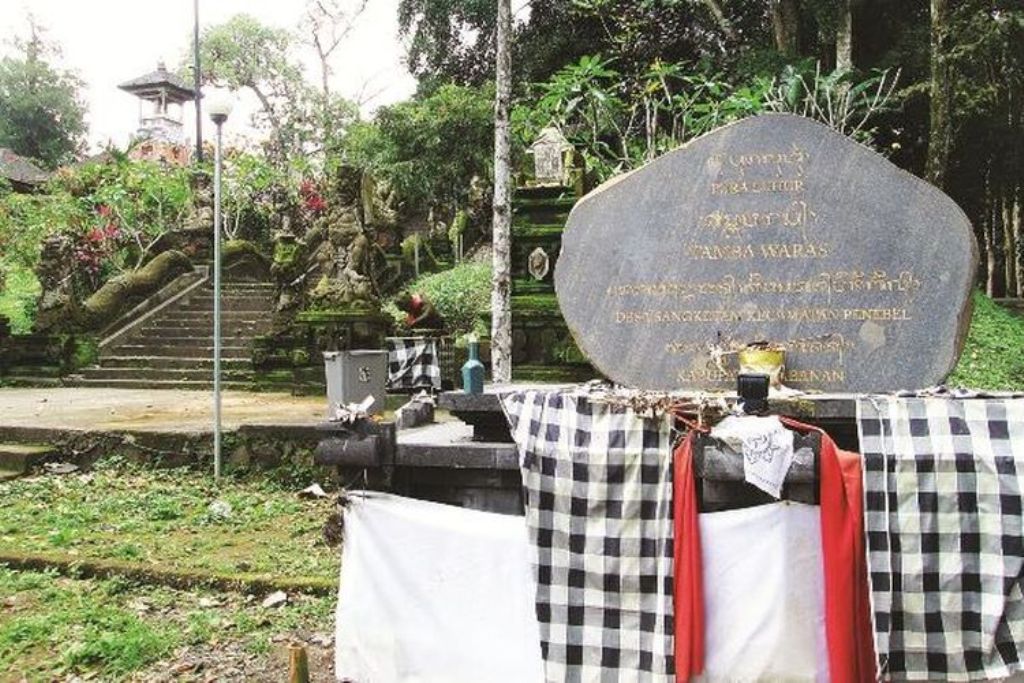 Tempat suci Hindu Bali, Pura Luhur Tamba Waras terletak di Desa Sangketan, Penebel, Kabupaten Tabanan.
