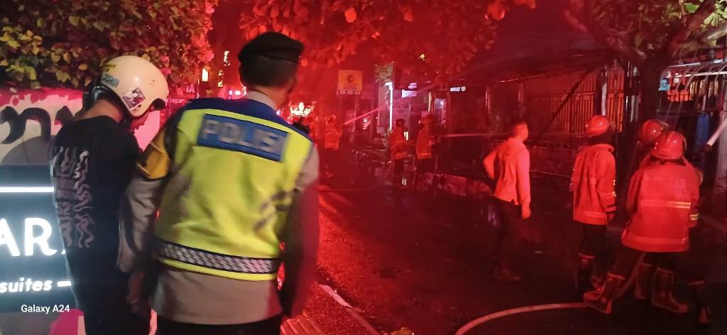 JIBAKU: Pemadam kebakaran berjibaku menjinakkan si jago merah yang melalap Warung Nyonyo di Sanur.