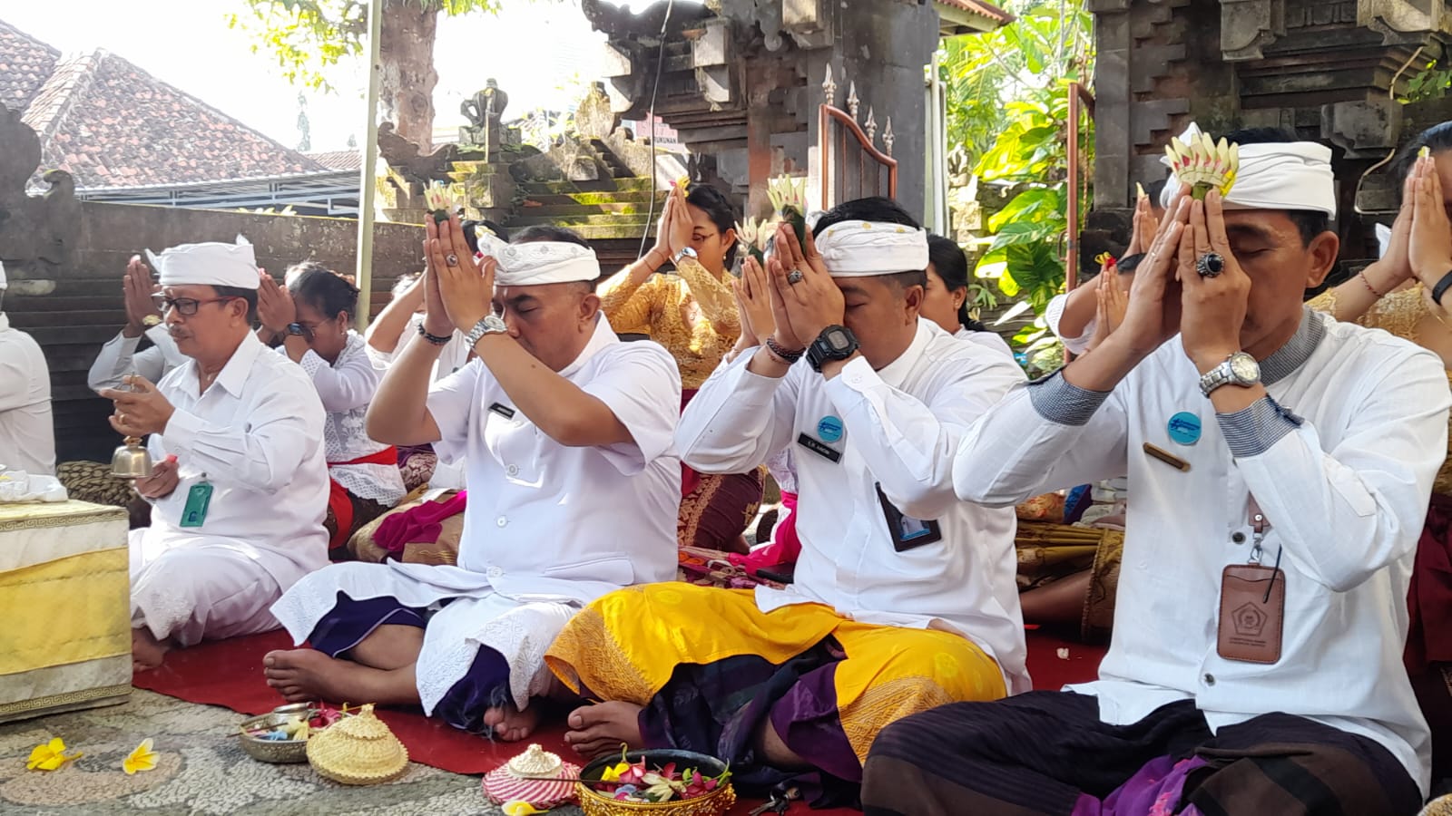 SEMBAHYANG : Tata cara sembahyang oleh umat Hindu di Bali.