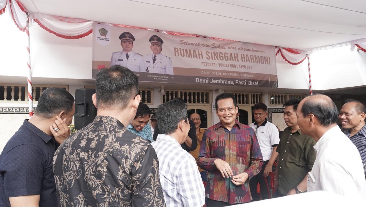 RUMAH SINGGAH : Bupati Jembrana I Made Kembang Hartawan saat meresmikan rumah singgah bagi warga Jembrana di Denpasar, Minggu (23/3/2025).