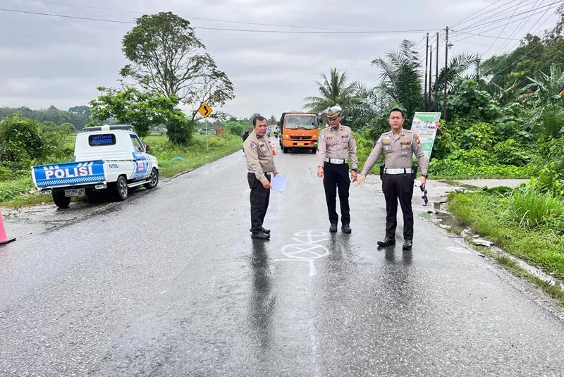 Personel Satlantas Polres Kampar melakukan olah tempat kejadian perkara (TKP) kecelakaan maut di Jalan Raya Pekanbaru-Bangkinang, Km 52, Desa Simpang Kubu. (Humas Polres Kampar untuk riaupos.co)
