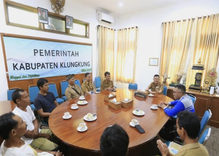 Pemerintah Kabupaten Klungkung mengangkat empat warga Dusun Sente, Desa Pikat, Kecamatan Dawan, sebagai tenaga pengawas di TPA Sente, Senin (24/3/2025).