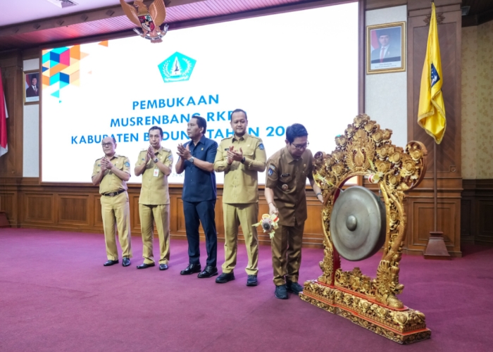 MUSRENBANG: Bupati Adi Arnawa didampingi Wabup Alit Sucipta dan Ketua DPRD Gusti Anom Gumanti saat membuka Musrenbang RKPD Kabupaten Badung tahun 2026 di Puspem Badung, Senin (24/3).