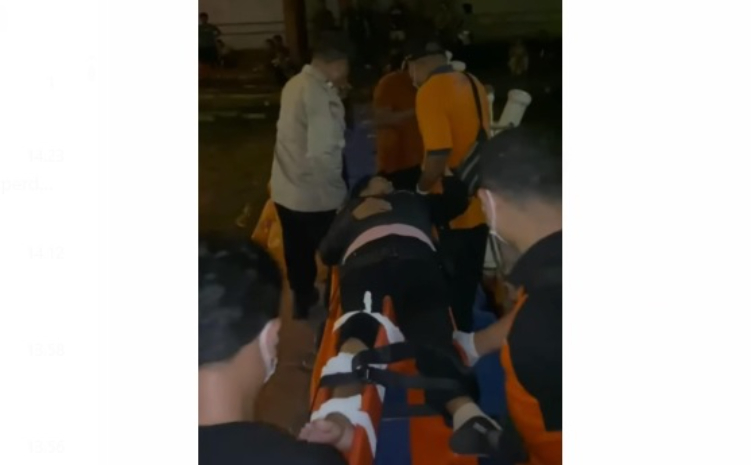 Bhabinkamtibmas Polsek Denpasar Barat Tanggap Darurat evakuasi Korban Jatuh Terpeleset di Sungai Tukad Badung