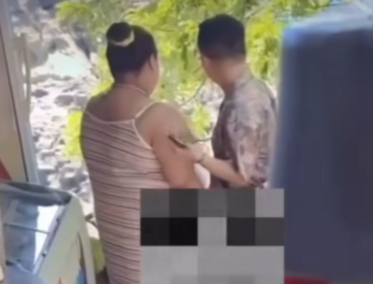 Viral di media sosial dua orang WNA melakukan aksi tak senonoh di tempat umum