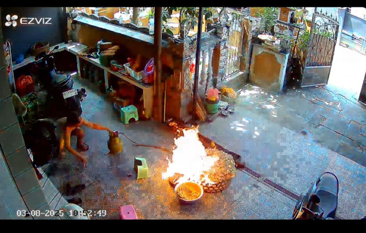 Api Tiba-Tiba Menyembur dari Gas saat seorang pria membakar sate