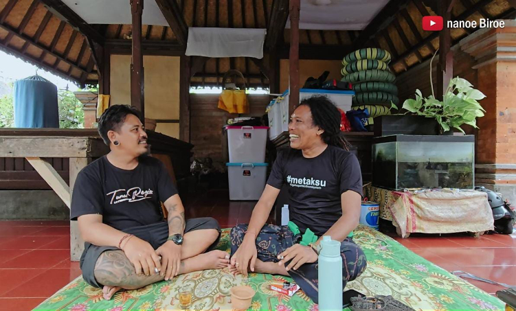 Pertemuan Nanoe Biroe dan Yan Gadink undagi ogoh-ogoh Kungkang Siwa