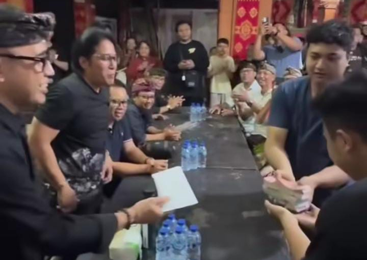 Giri Prasta dan Jayanegara memberikan bantuan kepada STT Suralaga usai ogoh-ogoh terbakar
