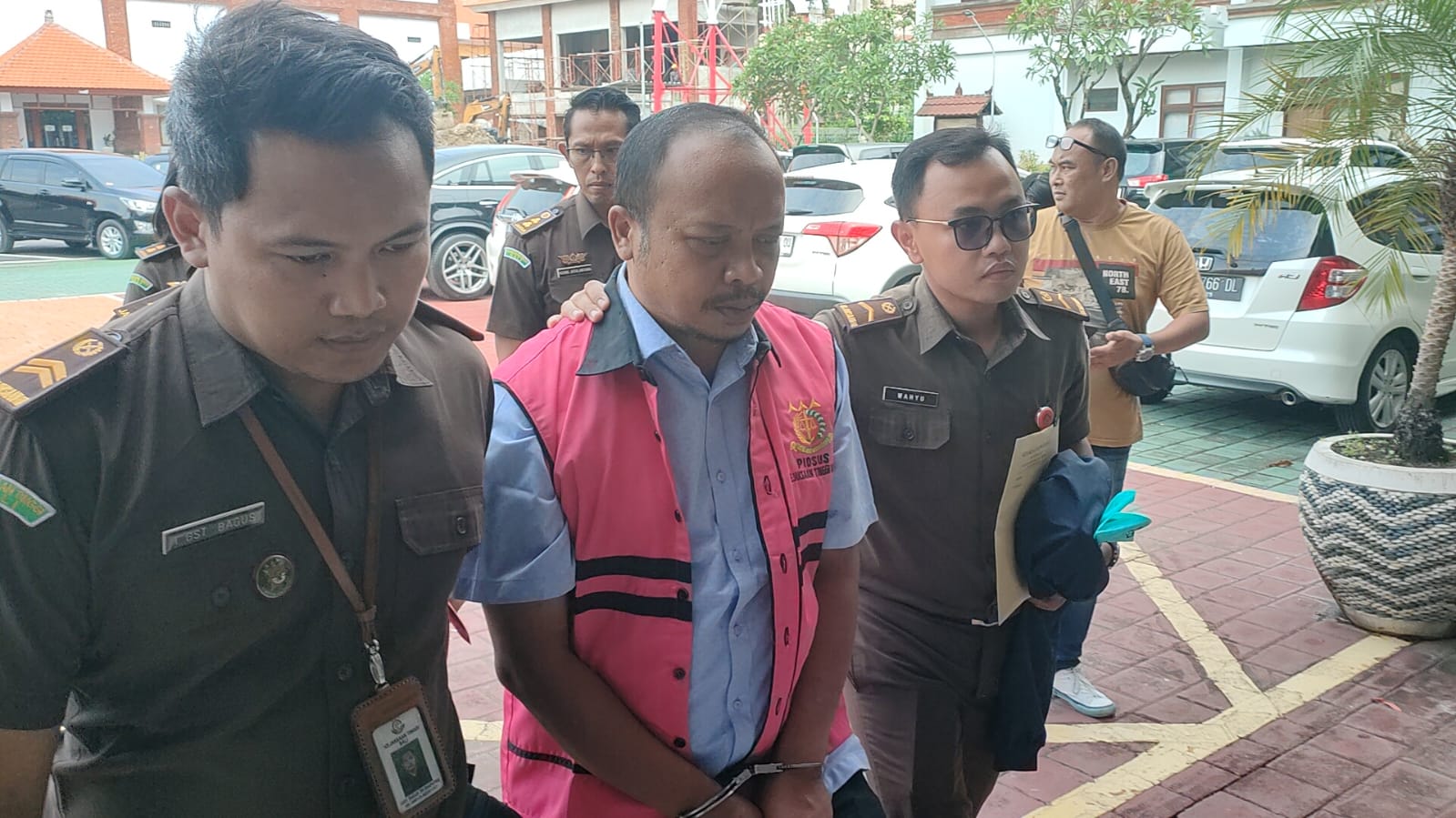 Pejabat Fungsional Penata Kelola Bangunan Gedung dan Kawasan Pemukiman di Dinas PUTR Buleleng bernama Ngakan Anom Diana Kesuma jadi tersangka baru. (Bali Express/I Gede Paramasutha)