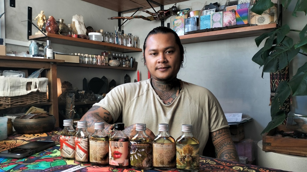 Haikal dengan deretan bahan herbal yang digunakannya untuk mengobati pasiennya.