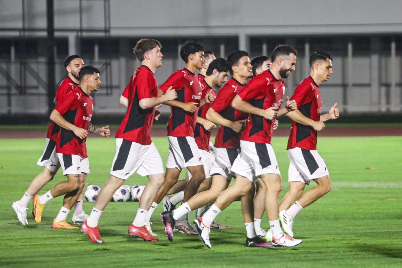 Sejumlah Pemain Timnas Indonesia melakukan latihan jelang pertandingan Kualifikasi Piala Dunia 2026 di Stadion Madya, komplek GBK, Senayan, Minggu (23/3/2025). (Salman Toyibi/Jawa Pos)