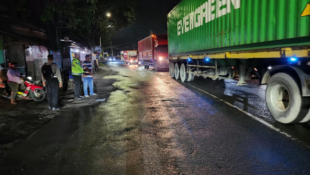 OLAH TKP: Anggota Polisi saat melakukan olah TKP di Jalan Raya Desa Krikilan, Kecamatan Driyorejo,Gresik. (Yudhi Radar Gresik)