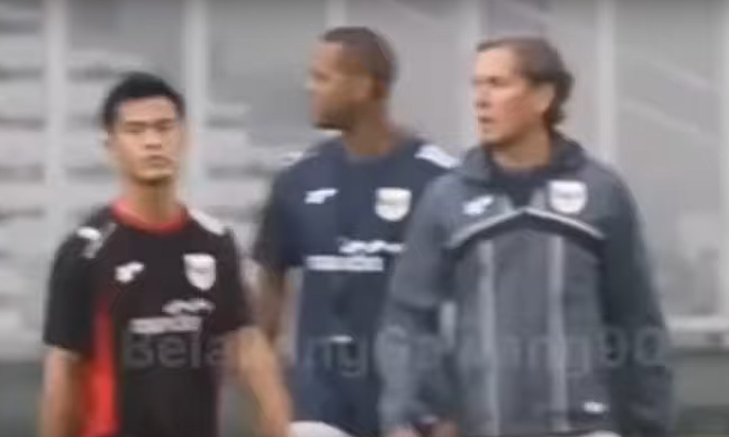 Pelatih Timnas Indonesia Patrick Kluivert dan asistennya Alex Pastoor dalam sesi latihan jelang lawan Bahrain di jakarta