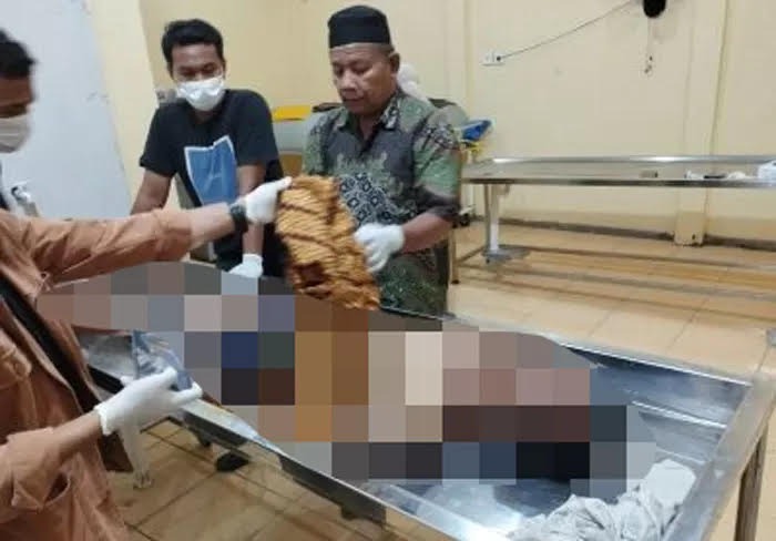 JASAD: Jasad korban dimandikan oleh petugas RSUD Mandau Bengkalis untuk dilakukan visum, Minggu (23/3/2025) malam.