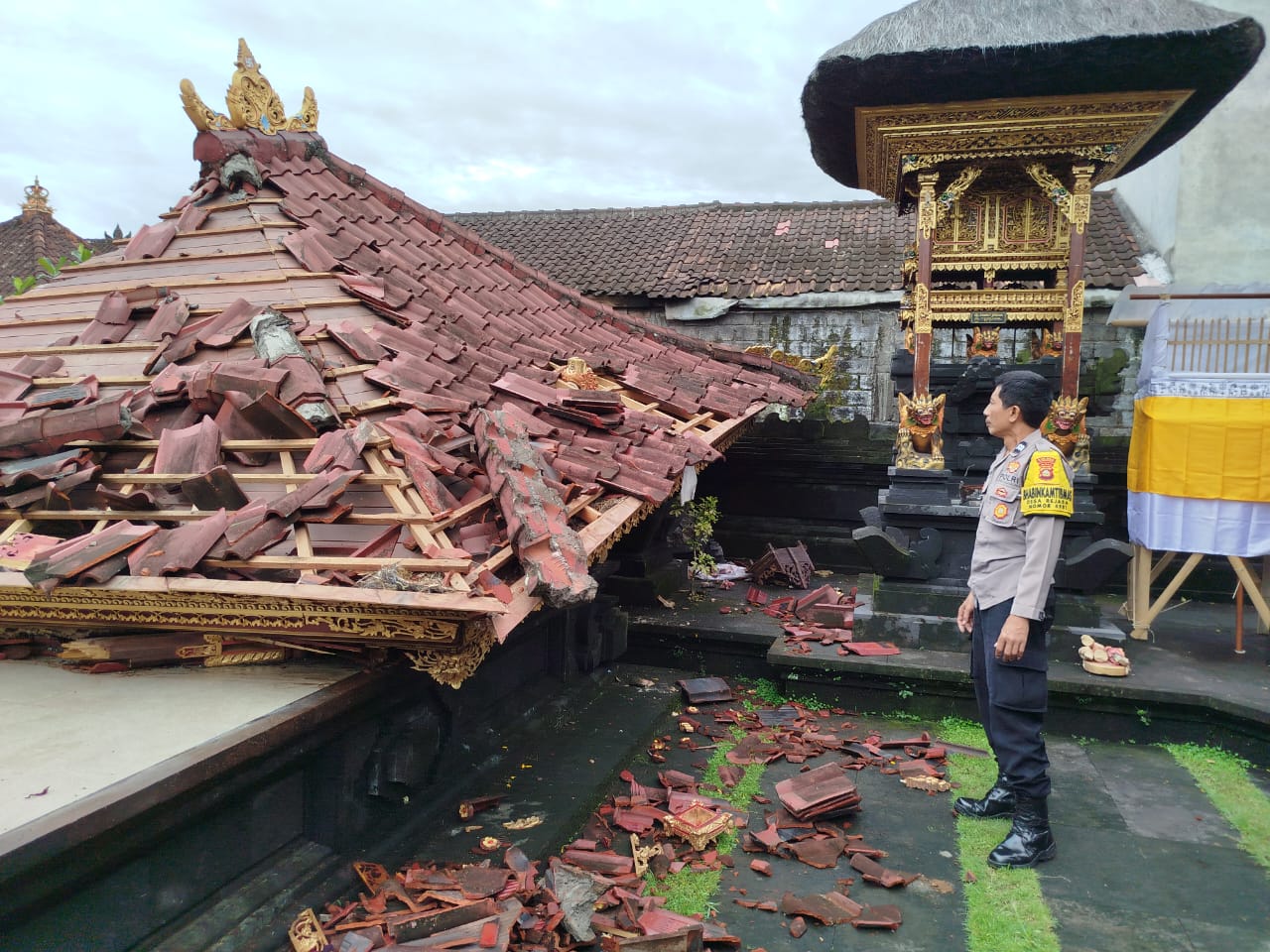 Bale Piasan, Pelinggih Taksu, dan Pelinggih Tugu di Merajan Griya Mas Pacut Desa Rejasa, Kecamatan Penebel roboh tertiup angin, kerugian mencapai Rp 330 juta lebih.