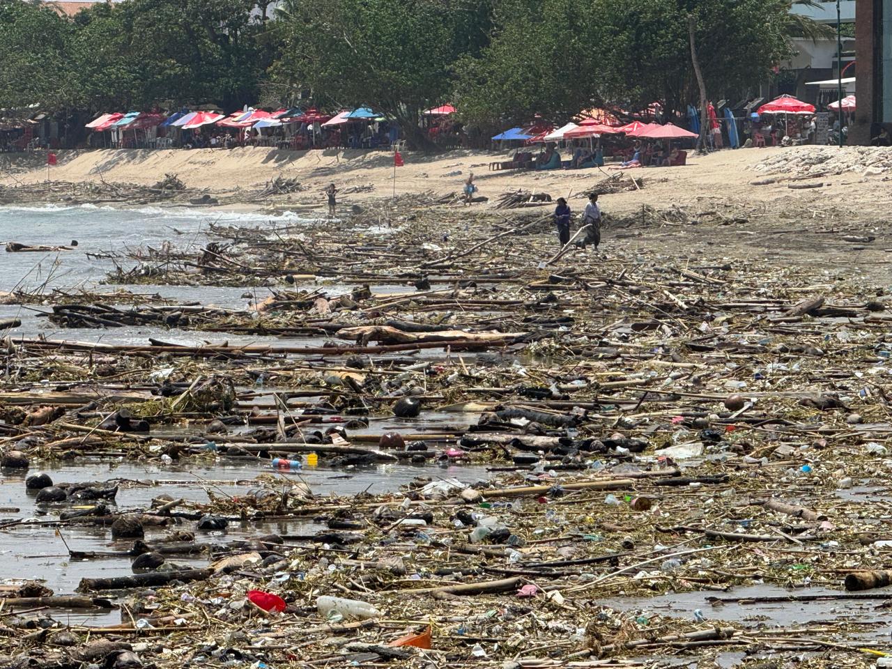 Akibat adanya cuaca eksrtim sampah kiriman kembali mengotori Pantai Kuta, Senin (24/3).