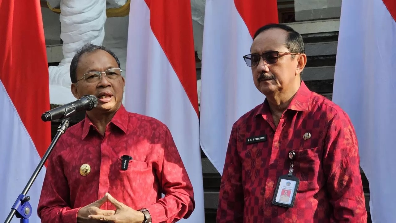 TEGASKAN PUNGUTAN: Gubernur Bali, Wayan Koster (kiri) didampingi Kepala Dinas Pariwisata Bali, Tjok Bagus Pemayun. (Ni Kadek Novi Febriani/Radar Bali)