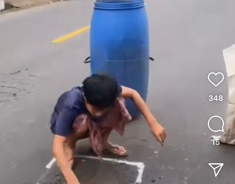 Aksi Nyata Pemuda Desa Adat Jasri tambal jalan rusak