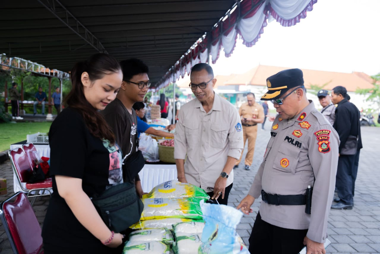 Kadisperpa Badung, I wayan Wijana saat meninjau kegiatan GPM di Rest Area Jalan Mengwi-Bedugul, Desa Kuwum Kecamatan Mengwi. Senin, (24/3).