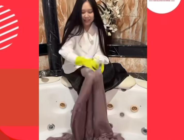 Selebgram Sisca Kohl mencuci bedcover di Bathtub
