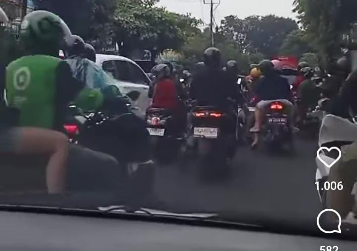 Seorang pengemudi wanita mengeluhkan kemacetan di jalan akibat festival