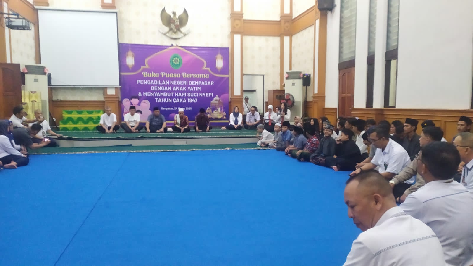 Acara buka bersama yang digelar PN Denpasar dengan mengundang puluhan anak yatim piatu. (Bali Express/Istimewa)