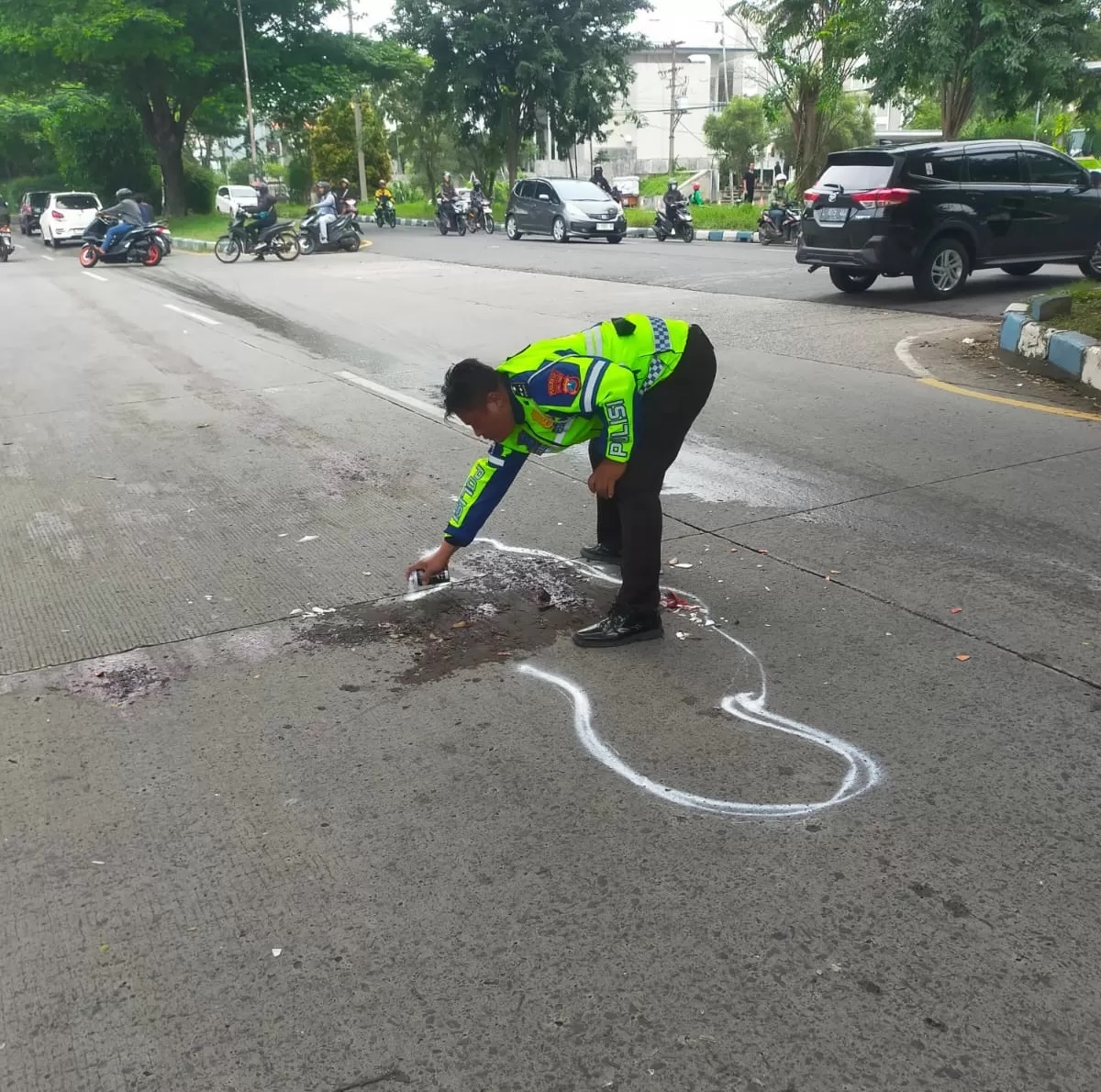 NAHAS : Polisi melakukan olah TKP di lokasi kecelakaan, Jalan Raya Juanda-Aloha, Gedangan, Sidoarjo, Senin (24/3). (IST/RADAR SIDOARJO)