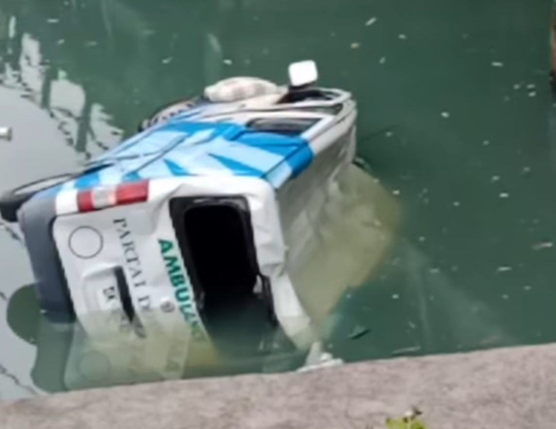 Kecelakaan mobil ambulan pengangkut jenasah di Jalan Denpasar - Gilimanuk, tepatnya di Desa Yehembang, Kecamatan Mendoyo, Kabupaten Jembrana, Bali, Senin (24/3/2025)