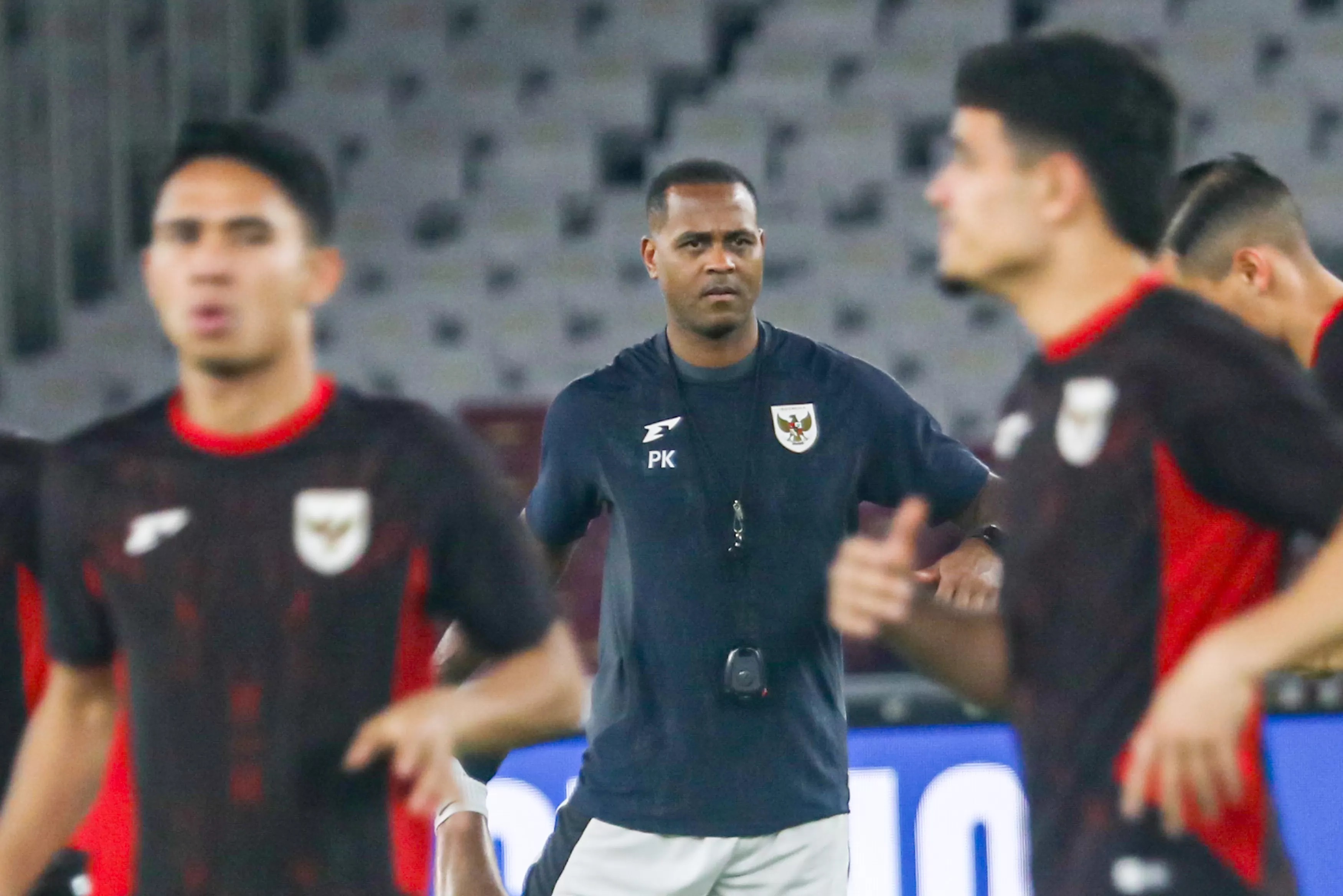 Pelatih Timnas Indonesia Patrick Kluivert memimpin latihan jelang laga Indonesia kontra Bahrain. (Salman Toyibi/ Jawa Pos)