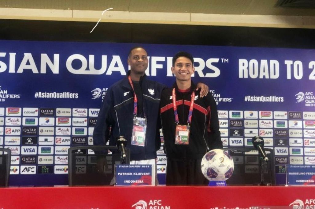 Pelatih timnas Indonesia Patrick Kluivert (kiri) dan Marselino Ferdinan (kanan) berpose setelah mereka berdua mengikuti jumpa pers pra-laga melawan Bahrain di Stadion Utama Gelora Bung Karno (SUGBK)