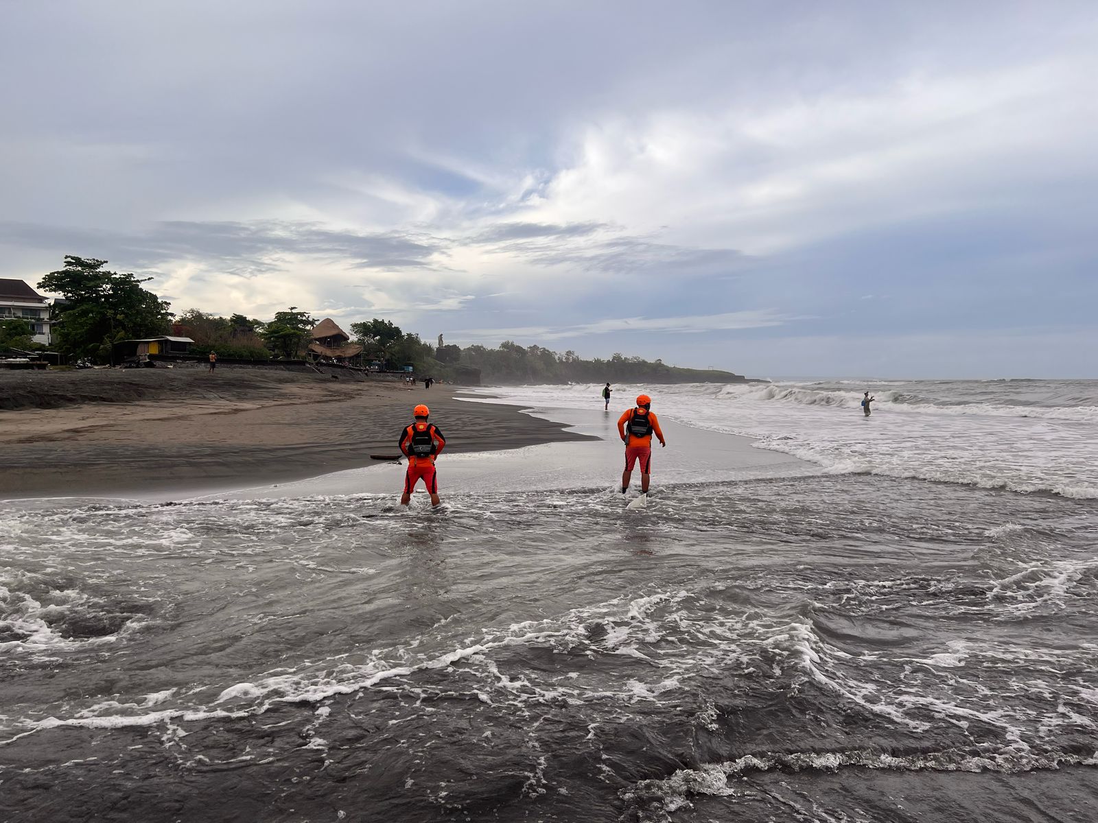Tim SAR melakukan pencarian nelayan yang hilang di perairan Tanah Lot, Kabupaten Tabanan, Bali.