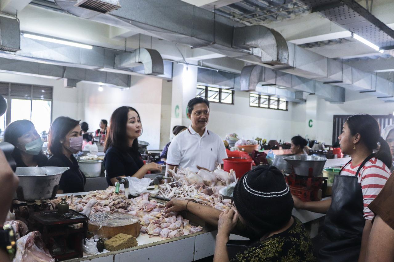 PEMANTAUAN: TPID Badung sat melakukan pemantauan harga komuditas di salah satu pasar.