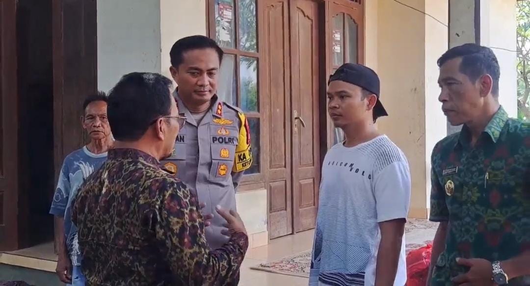 Dinas Sosial Kabupaten Buleleng dan Polres Buleleng mengunjungi Nengah Sunaria, korban TPPO yang berhasil pulang ke Desa Jinengdalem, Buleleng.